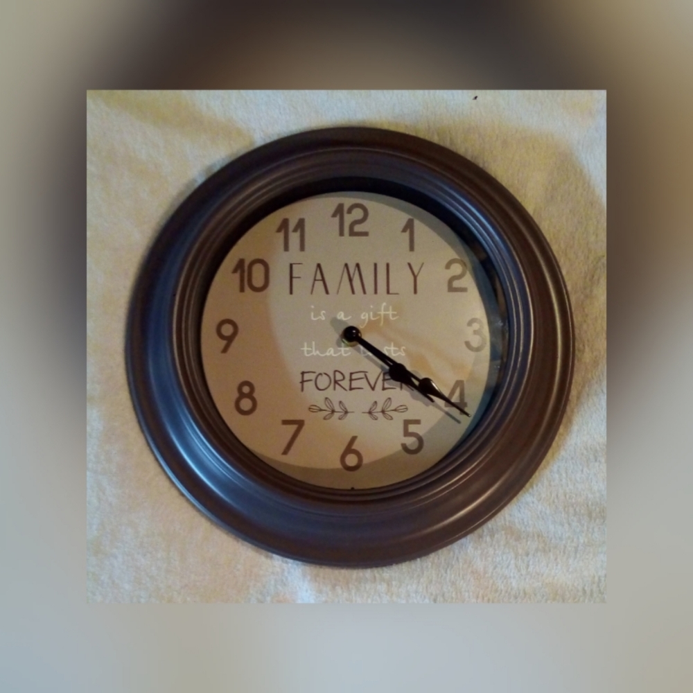 CLOCK (FAMILY IS THE GIFT THAT LASTS FOREVER)